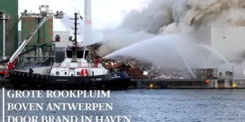 Brandende houtstapel in haven zorgt voor dikke rookpluim