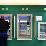 Vier grootste banken halveren aantal bankautomaten