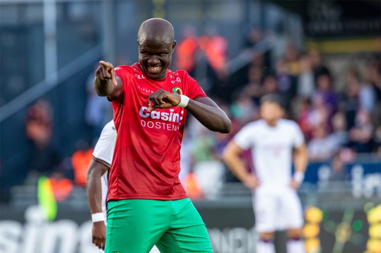 Anderlecht morst met de kansen, maar sleept met tien man alsnog verdiend punt uit de brand tegen KV Oostende