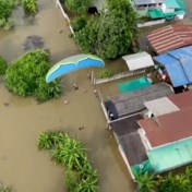 Paragliders droppen voedsel boven overstroomde regio in Thailand