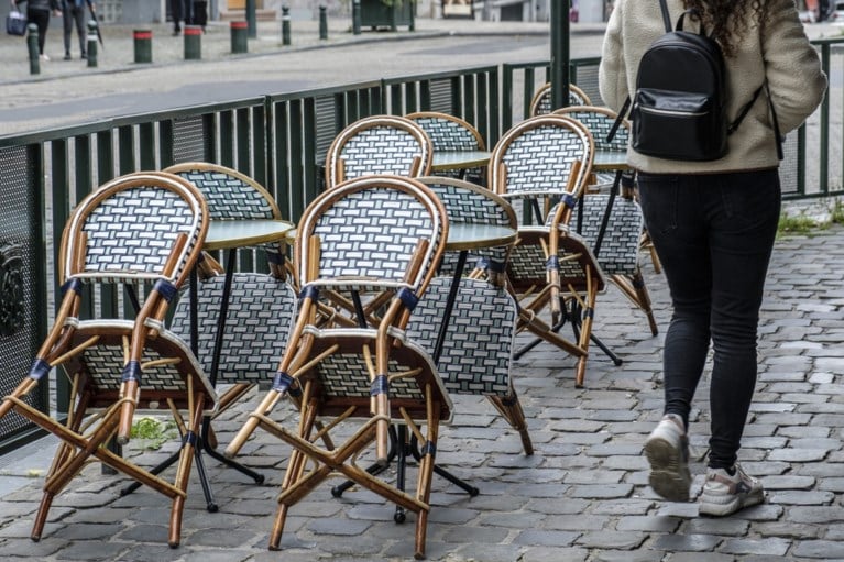 Dit verandert op 1 oktober: coronaregels versoepeld, ambtenarenlonen stijgen, paspoort voor reizen naar VK