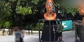 Politiebeelden tonen hoe skateboarder standbeeld van George Floyd bekladt