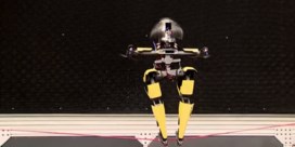 Nieuwe robot kan vliegen, koorddansen en skateboarden