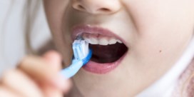 Kinderen vanaf zes jaar mogen hun tanden poetsen zoals volwassenen