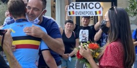 Ook vader van Remco Evenepoel keert na dramatische val terug naar Lombardije: ‘Na de Spelen kregen we dreigbrieven’