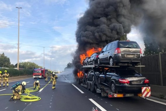 Vrachtwagenbrand E313: twee rijstroken vrijgegeven, fileleed houdt aan