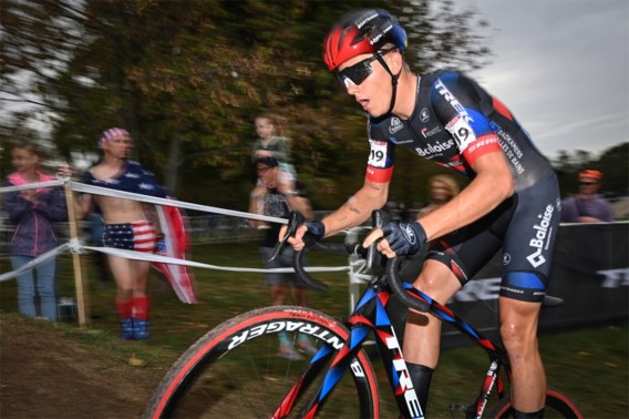 Thibau Nys breekt sleutelbeen bij start Wereldbeker veldrijden in Waterloo