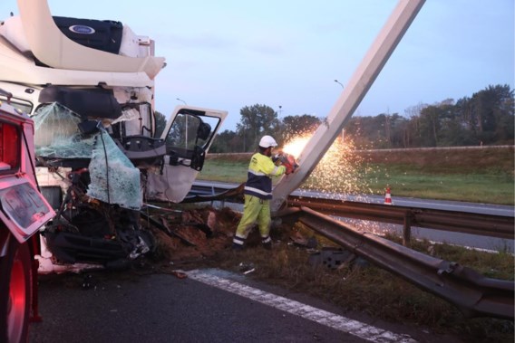 Filerijden op A12 in Willebroek na ongeval, verlichtingspaal moest verwijderd worden