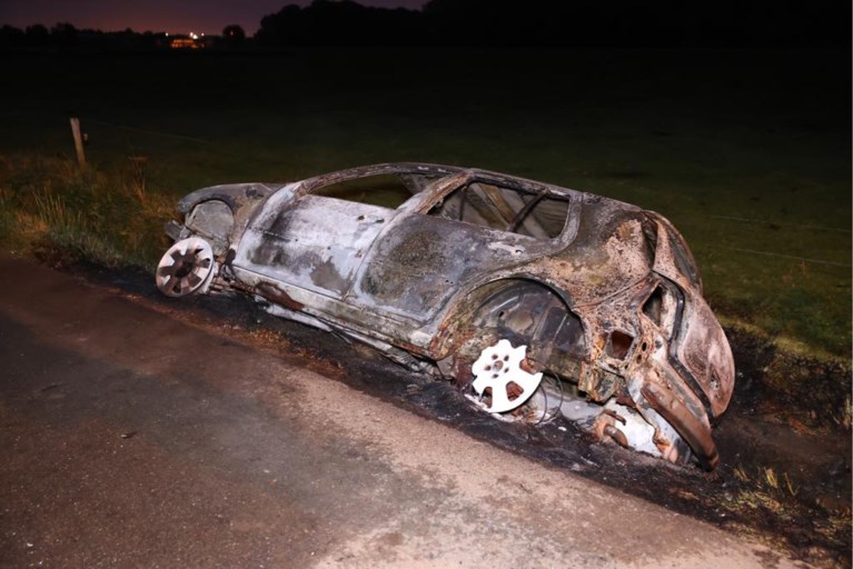 Brandweer blust wagen die in gracht is beland na ongeval, maar bestuurder is spoorloos