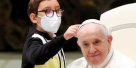 Jongen probeert kapje van paus in handen te krijgen tijdens ceremonie