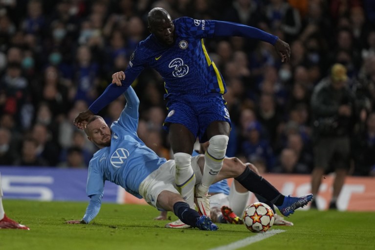 Romelu Lukaku geblesseerd vervangen bij Chelsea na harde tackle op de enkel
