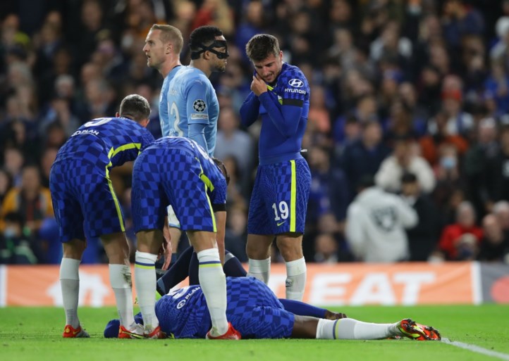 Romelu Lukaku geblesseerd vervangen bij Chelsea na harde tackle op de enkel