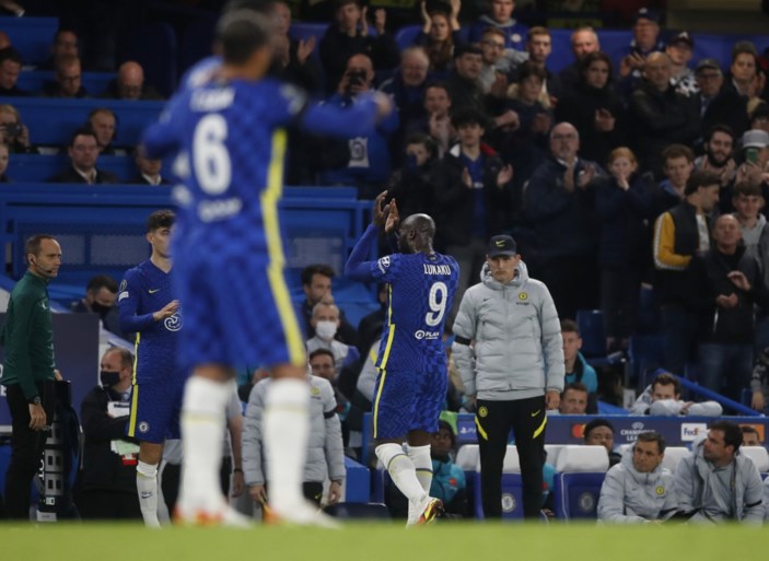 Romelu Lukaku geblesseerd vervangen bij Chelsea na harde tackle op de enkel