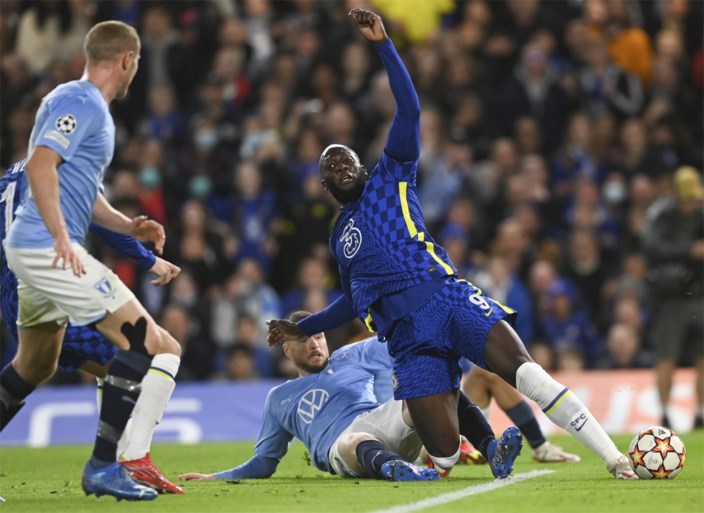 Romelu Lukaku geblesseerd vervangen bij Chelsea na harde tackle op de enkel