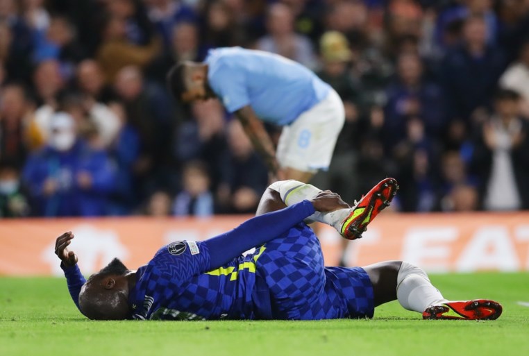 Romelu Lukaku geblesseerd vervangen bij Chelsea na harde tackle op de enkel