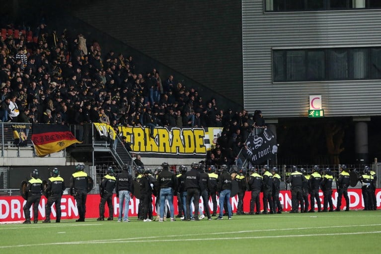Deur belandt op veld bij derby tussen MVV en Roda JC: wedstrijd gestaakt, politie grijpt hard in
