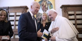 Joe Biden en paus Franciscus maken grapjes tijdens ontmoeting in Vaticaanstad