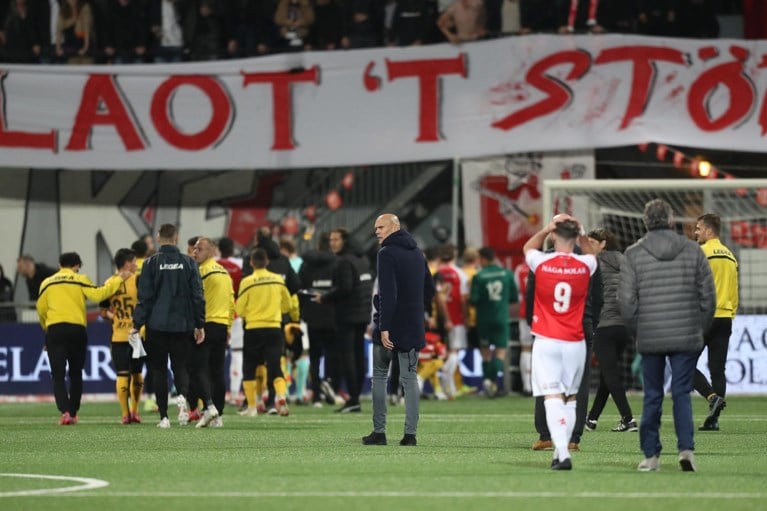 Deur belandt op veld bij derby tussen MVV en Roda JC: wedstrijd gestaakt, politie grijpt hard in