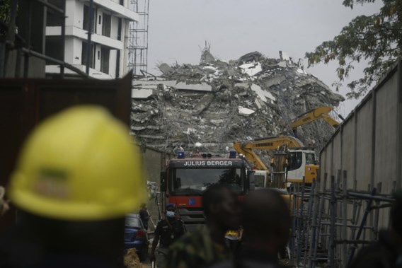 Zestien doden door ingestort flatgebouw in Nigeria, twee mensen levend van onder puin gehaald 