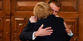 Emotioneel afscheid: Merkel en Macron delen innige omhelzing