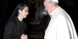 Paus benoemt vrouw in administratieve topfunctie