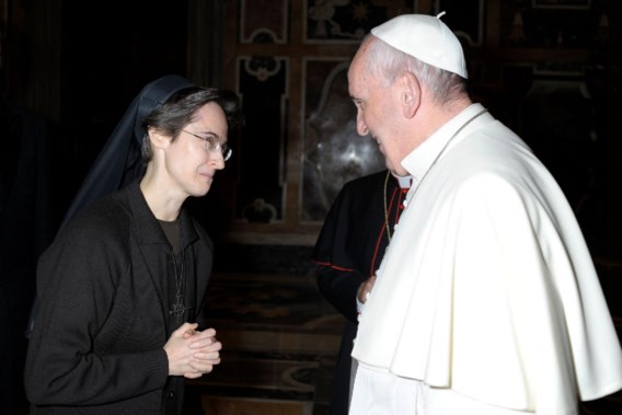 Paus benoemt vrouw in administratieve topfunctie