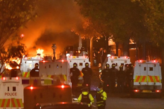 Noord-Ierse bus gekaapt en in brand gestoken