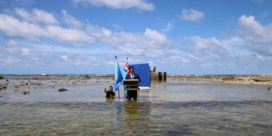 Tuvaluaanse minister staat kniediep in het water tijdens speech voor COP26