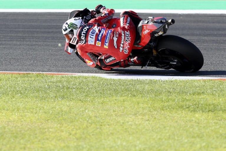 Motorracer Valentino Rossi sluit carrière af met 10de plaats in Valencia