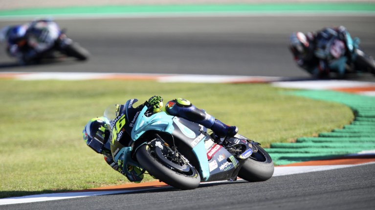 Motorracer Valentino Rossi sluit carrière af met 10de plaats in Valencia