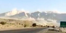 Vrachtwagens schudden en bergen verdwijnen in het stof bij aardbeving in het zuiden van Iran