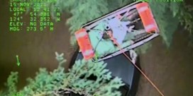 Amerikaanse kustwacht hijst baby per helikopter uit overstromingsgebied