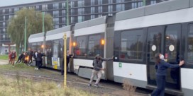 Reizigers duwen ontspoorde tram weer op zijn plaats