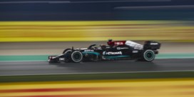  Hamilton wint in Qatar: druk op Verstappen neemt toe