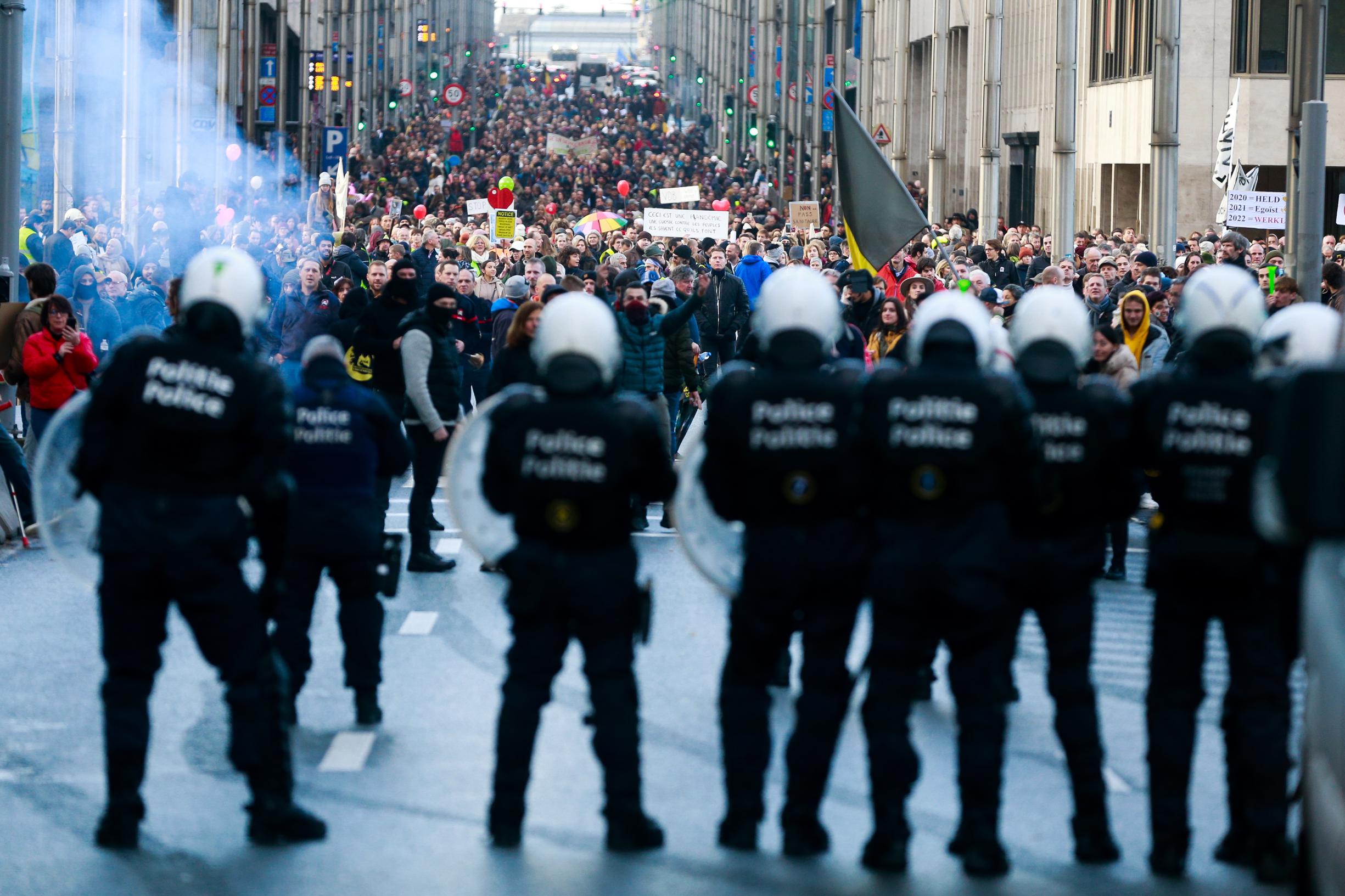 Politie Verspreidt Opsporingsbericht Om 19 Betogers Tegen ...