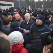Loekasjenko tijdens bezoek aan migrantenkamp: ‘Duitsland, laat deze mensen binnen’