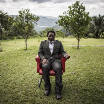 Joseph Kabila in de tuin van zijn landgoed in N’Sele. 