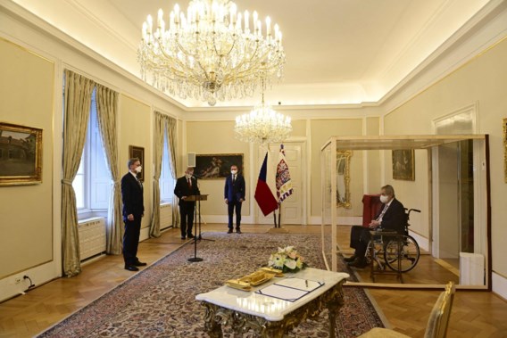 Nieuwe Tsjechische premier benoemd vanuit plexiglazen doos