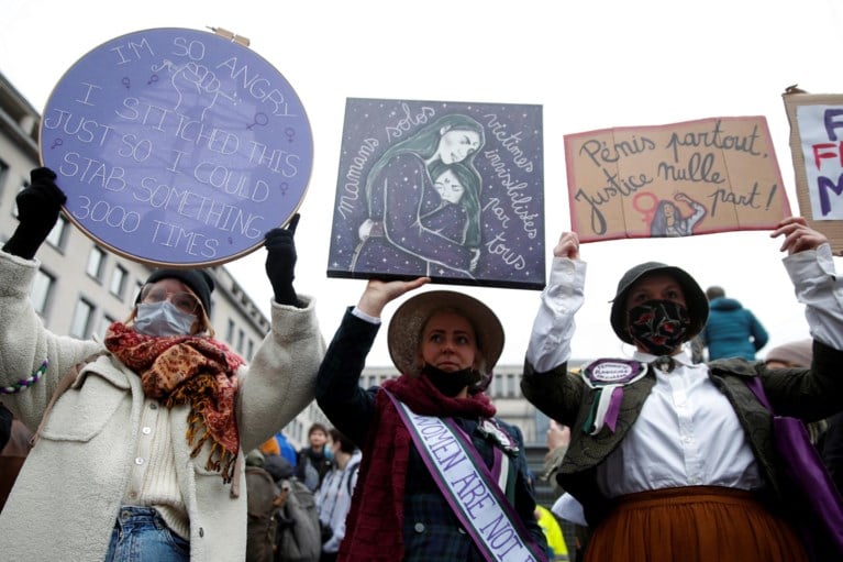 Manifestatie tegen geweld jegens vrouwen lokt minstens 5.000 deelnemers
