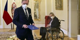 Coronapositieve president benoemt nieuwe Tsjechische premier vanuit plexiglazen box