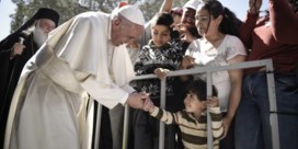 Paus trekt opnieuw naar Lesbos en overnacht op Cyprus in niemandsland