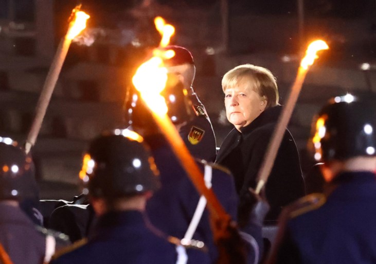 Merkel neemt geëmotioneerd afscheid met nummer van punkzangeres