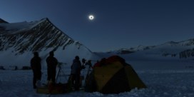 Antarctica in het donker door totale zonsverduistering