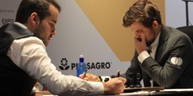 WK schaken: Carlsen wint zinderende marathonthriller tegen Nepo