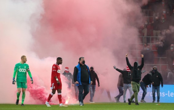 Waalse derby loopt uit de hand: match tussen Charleroi en Standard vroegtijdig gestaakt
