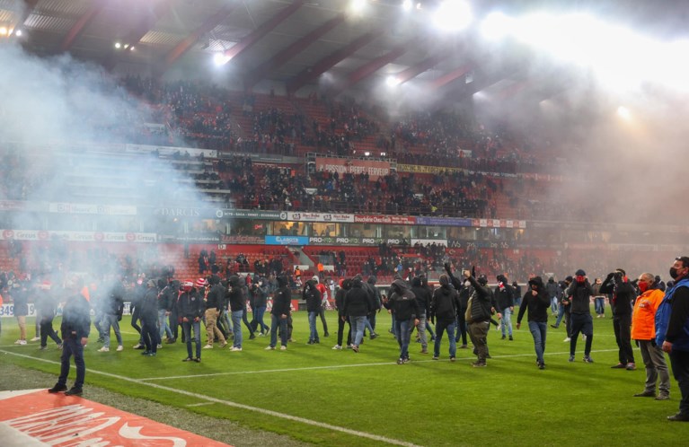 Waalse derby loopt uit de hand: match tussen Charleroi en Standard vroegtijdig gestaakt