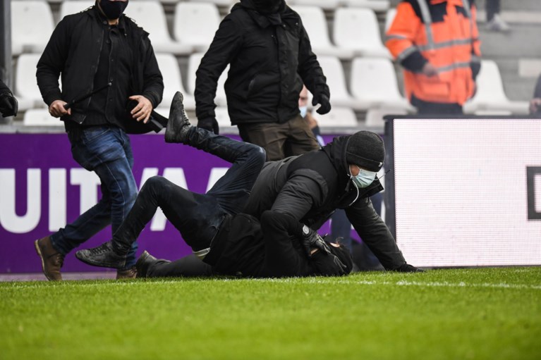 Beerschot-fan loopt veld op om vuurwerk in Antwerp-vak te gooien, ook rellen achteraf