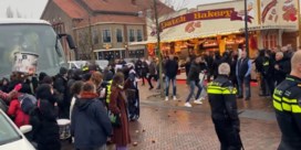 Betogers tegen Zwarte Piet bekogeld met eieren en oliebollen