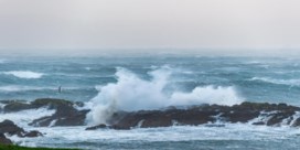 Vuurtorenwachter filmt metershoge golven aan Ierse kust door storm Barra