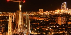 En toen was er licht: enorme ster straalt voor het eerst boven Sagrada Familia